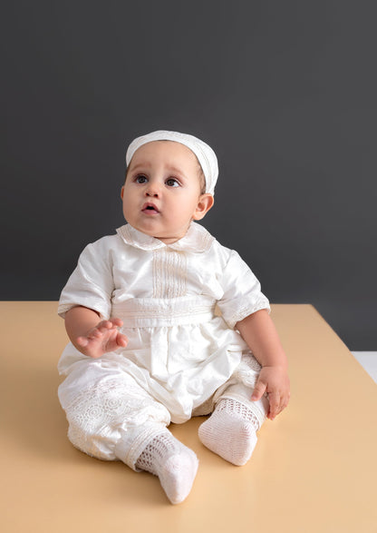 Trajecito para bautizo hehco a mano Burbvus con boinita y calcetas