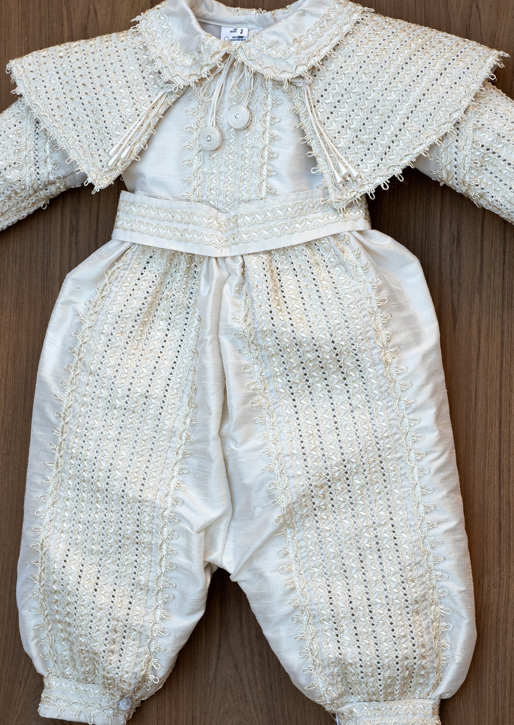 Trajecito para niño bautismo bordados a mano Burbvus B024