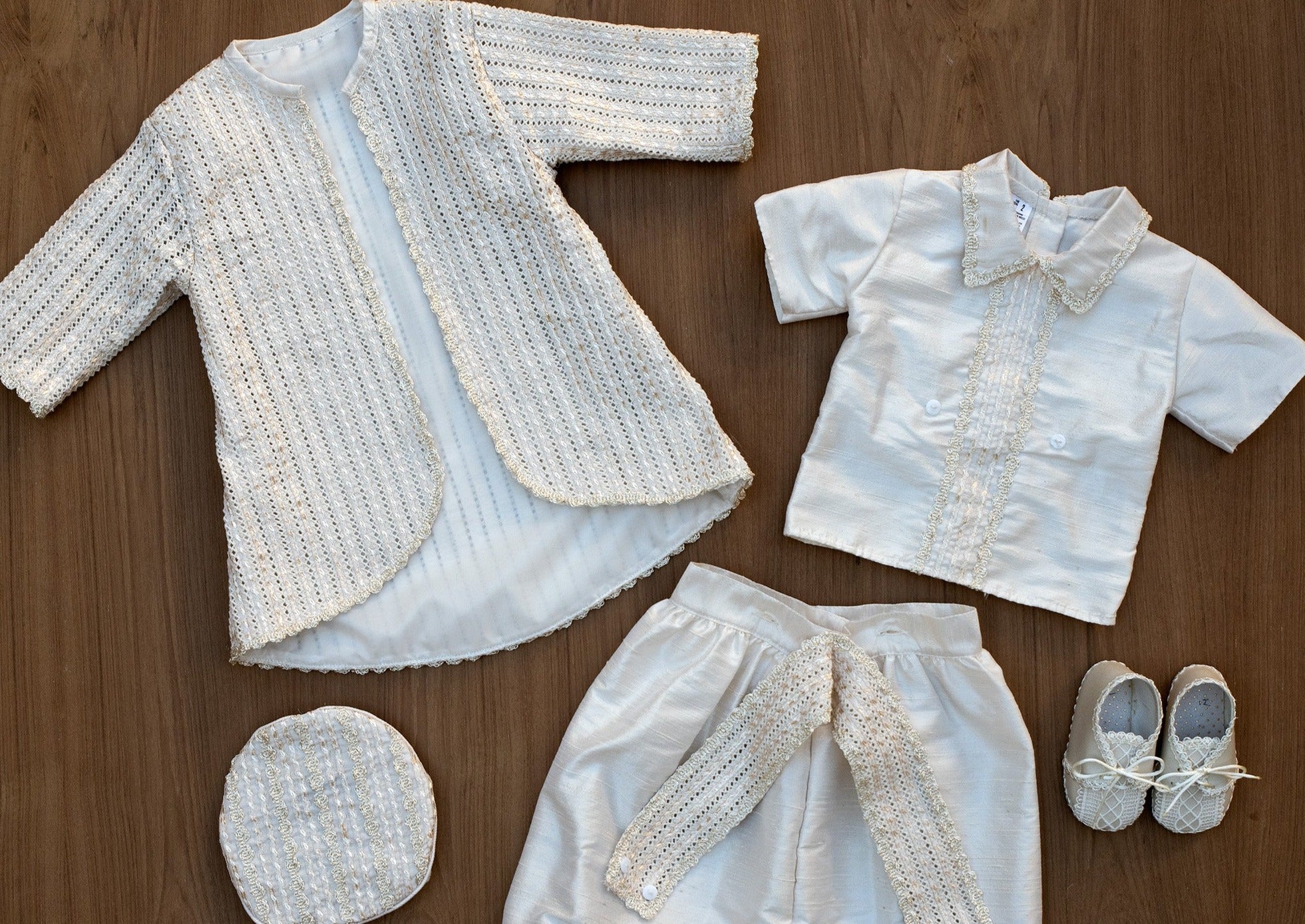 traje 5 piezas para bautizo pantalon, camisa, saco, zapatitos y gorrito modeo B025