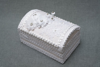 cofre de madera decorado a mano