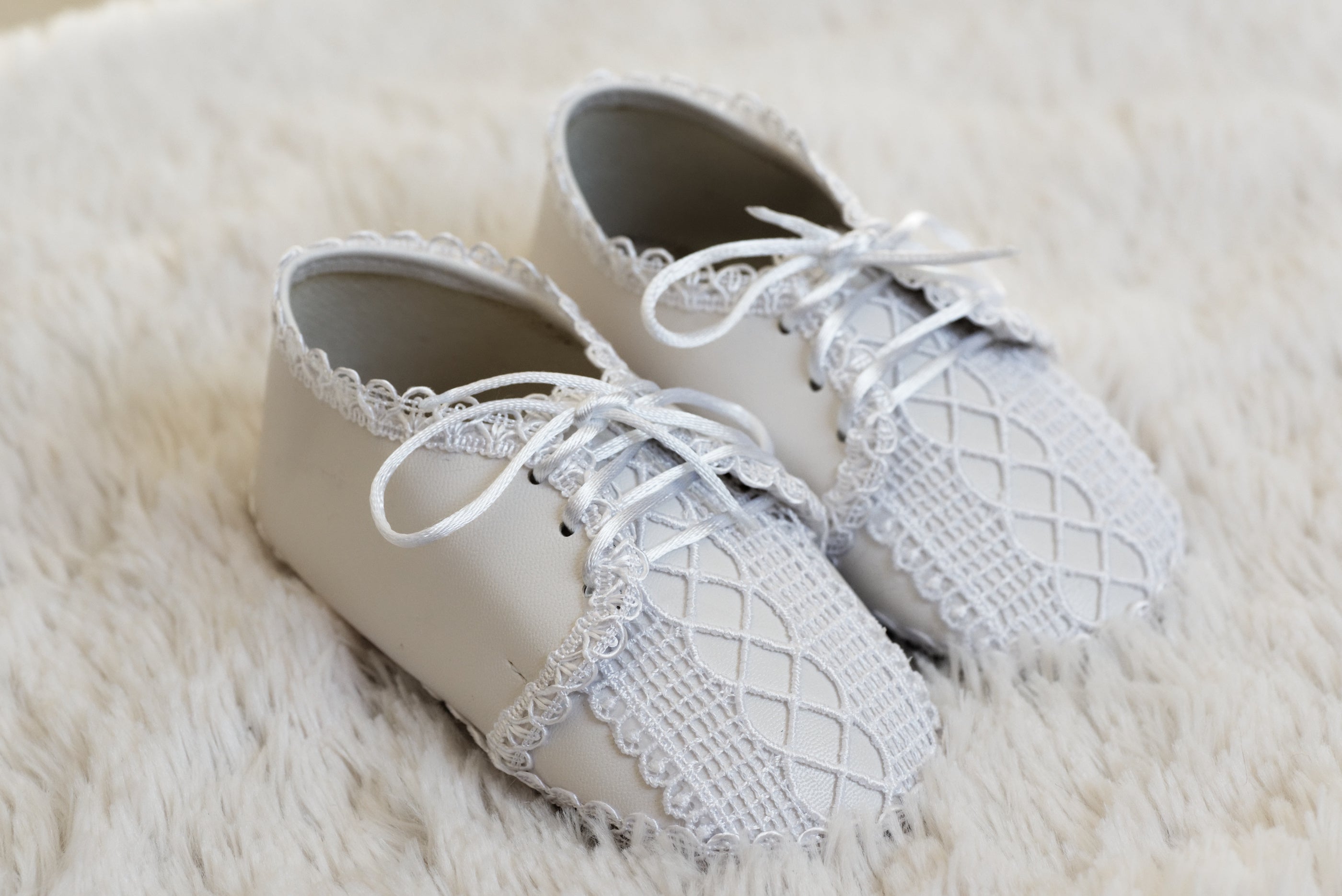 zapatitos para bautizo blancos o beige niño