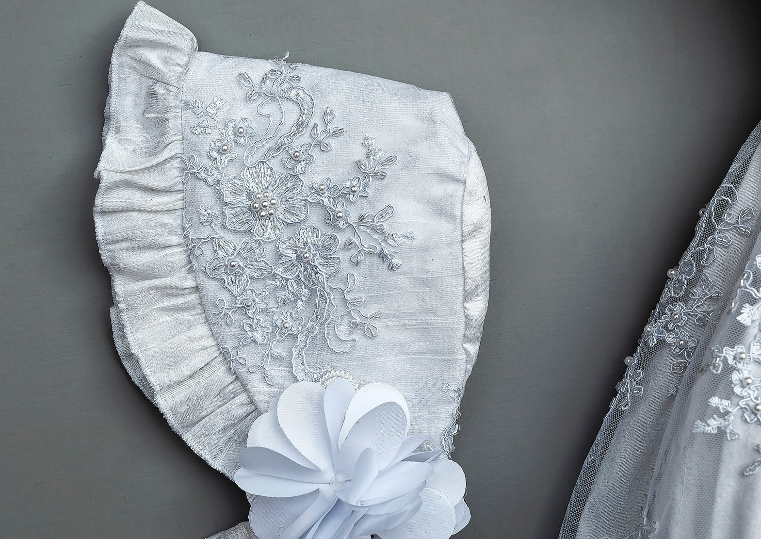 Gorrito bordado a mano para bautizo de niña. Ropon G009