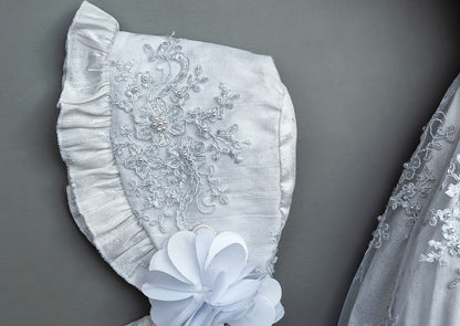 Gorrito bordado a mano para bautizo de niña. Ropon G009