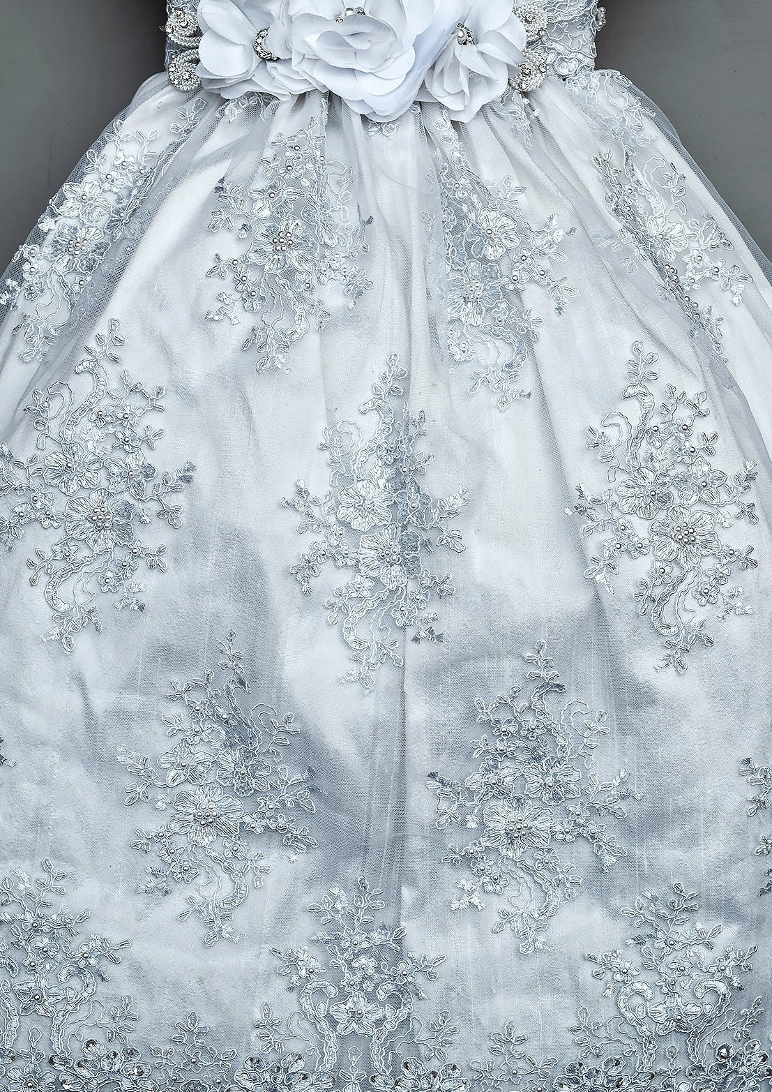 Bordado a mano en el ropon G009 para bautizo de niña. Burbvus