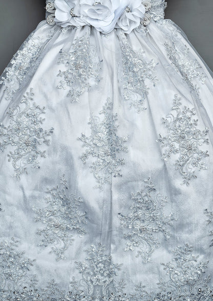 Bordado a mano en el ropon G009 para bautizo de niña. Burbvus