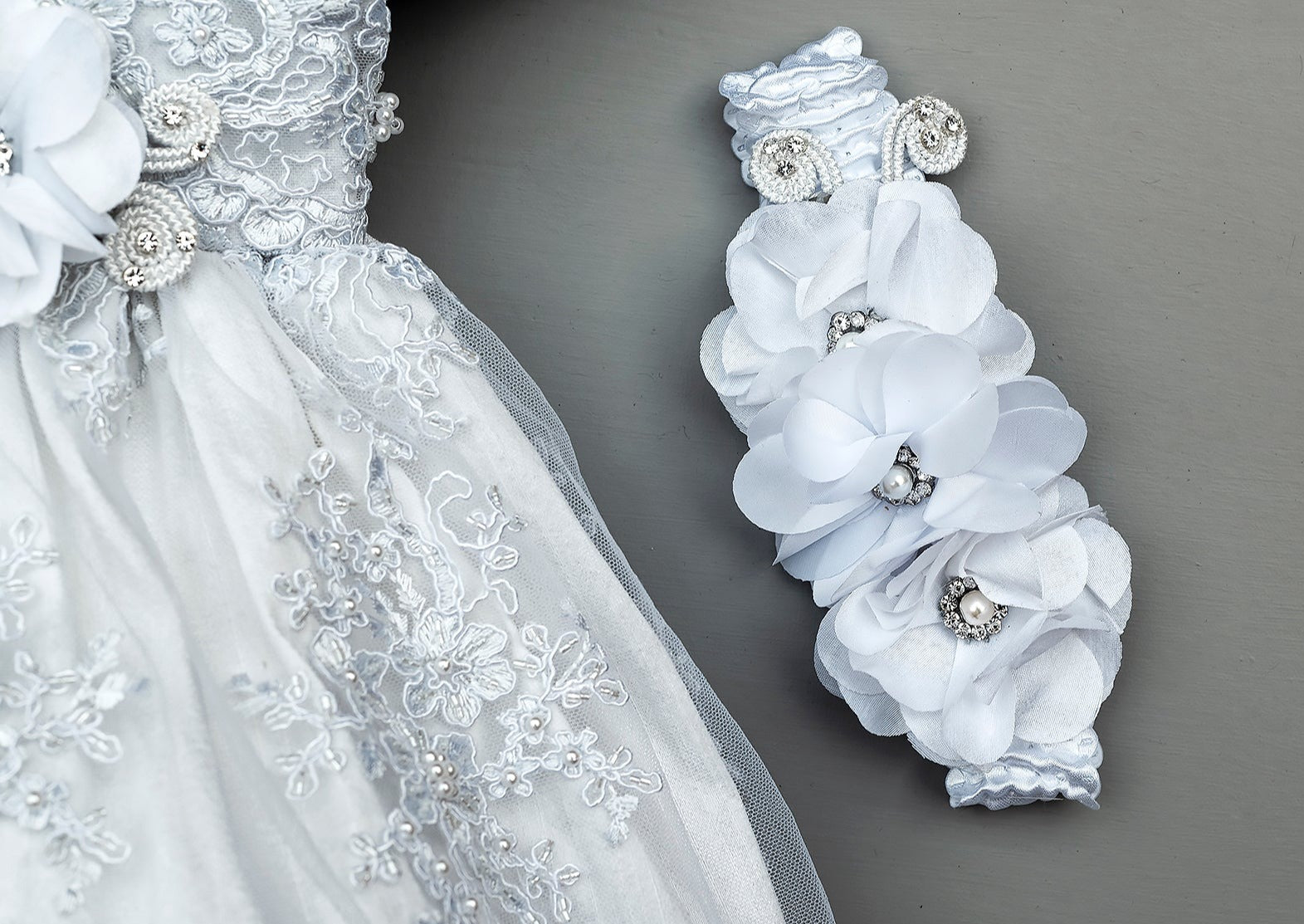 Diadema de flores hecha a mano para bautizo de niña. Ropon G009