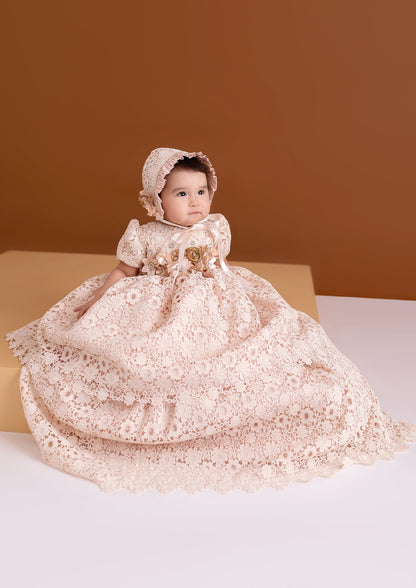 Hermoso ropon para bautizo de niña modelo G015 con un fino encaje