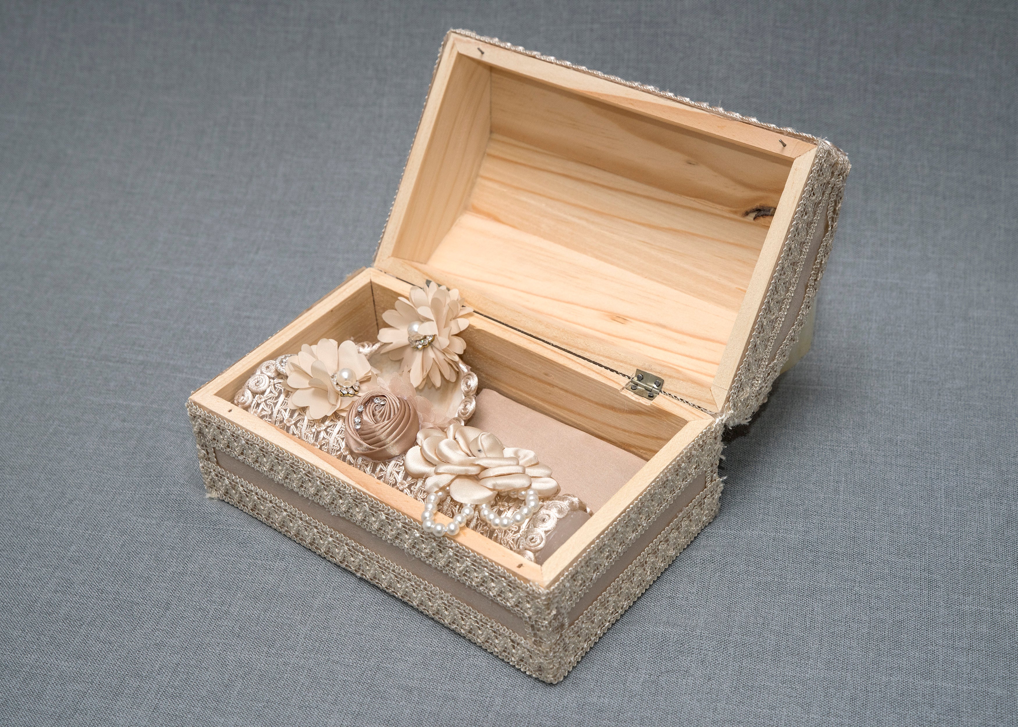 cofre de madera con vela para bautizo