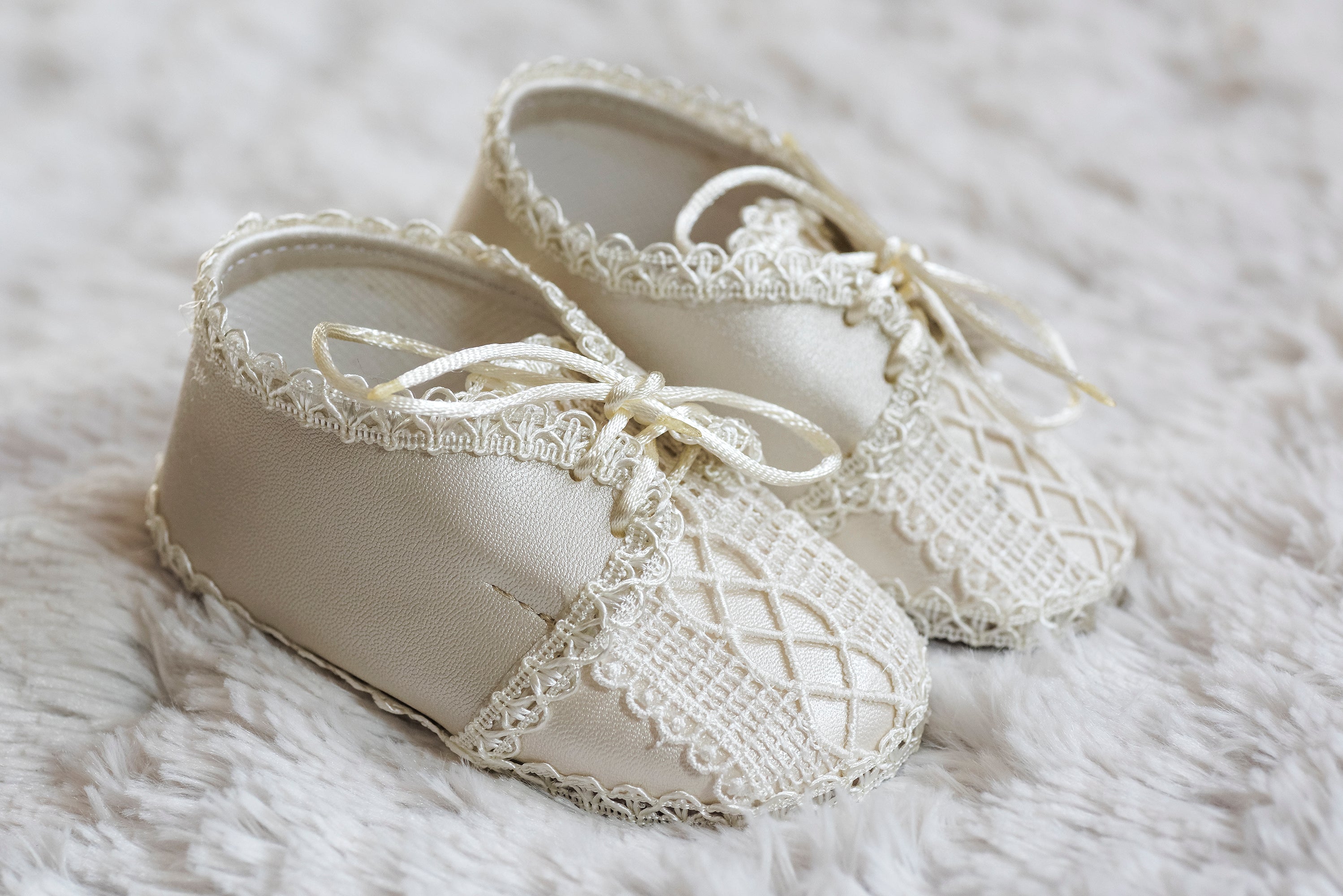 zapatitos hechos a mano blancos para bebe ropones de bautismo