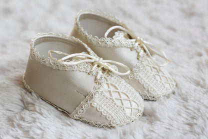 zapatitos hechos a mano blancos para bebe ropones de bautismo